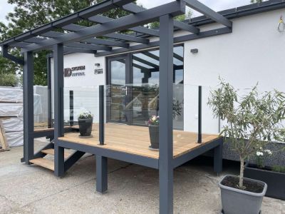 Terrassengeländer und Dach